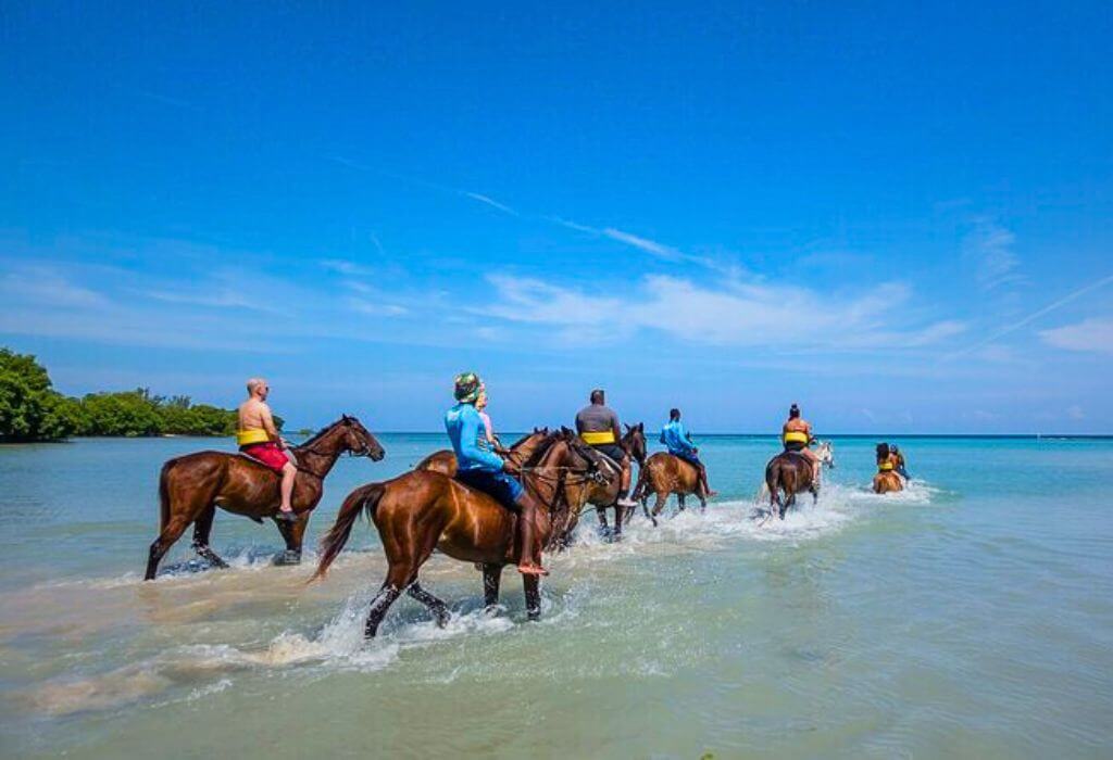 VibraGem Tours Horseback Riding Tour in Jamaica with a group of tourist